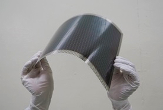面積世界最大のフィルム型ペロブスカイト太陽電池モジュールの写真