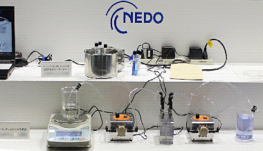 正浸透（FO）膜システムによる水透過実験デモンストレーション（FO膜法を用いた海水淡水化技術）の写真