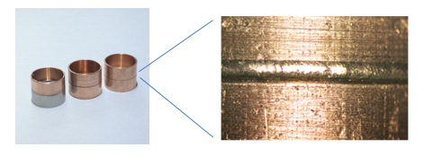 今回開発した青色半導体レーザー光源により溶接を行った純銅のサンプル　左：純銅パイプ（φ10mm、厚み0.5mm）の突合せ溶接サンプル（左端は銅とSUSの異種接合）　右：溶接ビード部拡大