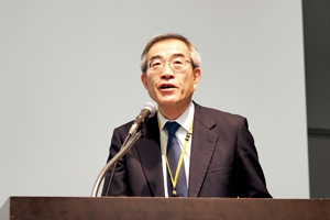 Photo of Dr. Toshikazu Akiyama, Director,  Energy Conservation Center Japan, making presentation