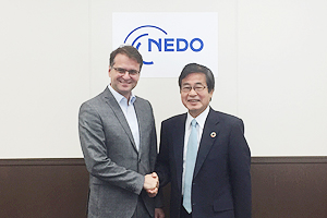 Photo of NEDO Executive Director Ishizuka and State Secretary Andreas Feicht, the German Federal Ministry for Economic Affairs and Energy