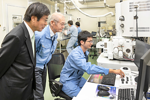 Photo of Dr. Yoshino and Chairman Ishizuka confirming results of analysis for all-solid-state lithium-ion battery