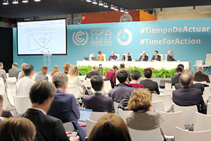 Photo of Panel discussion at the UNFCCC Official side event (IEA-TERI)