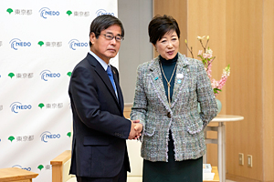 NEDO石塚理事長と東京都小池知事が握手する写真