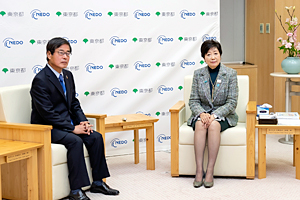 Photo of Chairman Ishizuka and Governor Koike engaged in conversation