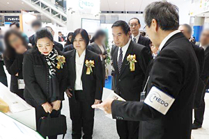 Photo of delegation from Thailand's Ministry of Foreign Affairs visiting NEDO booth