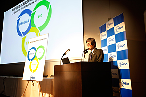 Photo of NEDO Chairman ISHIZUKA Hiroaki introducing 
