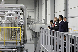 Photo of Prime Minister Abe observing interior of FH2R hydrogen production unit