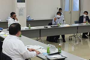 Photo of Chairman Ishizuka participating in group discussion with Minister Kajiyama