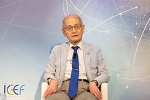 Photo of Dr.YOSHINO Akira presenting at the plenary session 