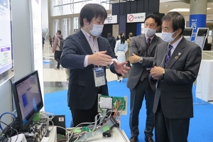 「nano tech 2021」石塚理事長・久木田理事NEDOブース来場の様子の写真
