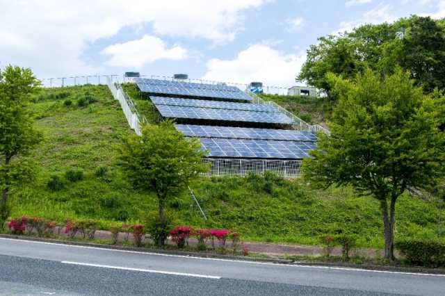 傾斜地設置型太陽光発電システムの画像