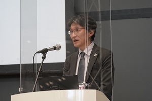 Photo of NEDO Executive Director Nishimura delivering remarks at symposium