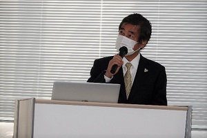 NEDO Chairman Ishizuka providing briefing for METI Minister Hagiuda on NEDO demonstration project