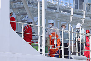 液化水素運搬船に搭乗し視察する岸田総理大臣と関係者の写真