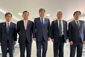 集合写真（左から、石塚理事長、石村産総研理事長、萩生田経済産業大臣、シーシー・ウェイTSMC CEO、マーヴィン・リャオTSMCヴァイスプレジデント）