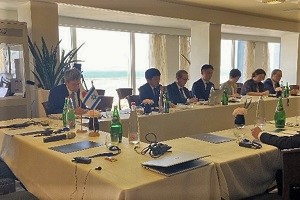 JIIN総会で活動報告を行う出席者（左から2人目：NEDO和田理事）の写真