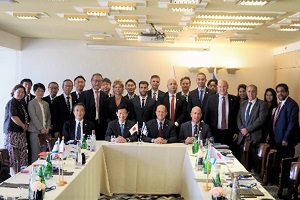 JIIN総会に出席する西村経済産業大臣（前列の左から2人目）と出席者一同の写真（写真提供：経済産業省）