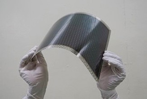 面積最大のフィルム型ぺロブスカイト太陽電池モジュール(24.15cm×29.10cm、面積703cm2)