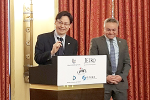 Photo of NEDO Executive Director Omote making a joint presentation at Business Forum (with IIA Senior Director Luvton pictured on right)