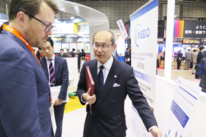 Photo of NEDO Executive Director Masayoshi Watanabe explaining the displays to Prince Constantijn of the Netherlands