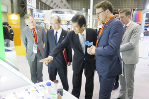 Photo of NEDO Technology Strategy Center Executive Director Tomoji Kawai explaining NEDO  displays to Prince Constantijn of the Netherlands