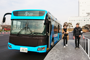 Photo of visitors at test-ride area for automated-driving bus
