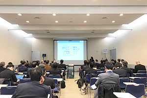 Photo of seminar venue and audience during presentation