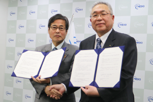 Photo of NEDO Chairman Ishizuka and Minamisoma Mayor Momma at conclusion of signing ceremony