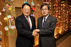 石塚理事長とリー・ヨンUNIDO事務局長の記念撮影の様子
