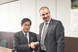 握手をする石塚理事長とカンタルッティ経済開発・技術副大臣の様子