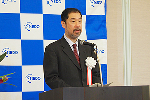 Photo of NEDO President Hiroshi Oikawa delivering remarks from podium