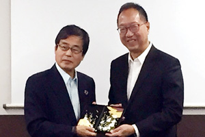 Photo of NEDO Chairman Hiroaki Ishizuka shaking hands with MOI Permanent Secretary Dr. Pasu Loharjun