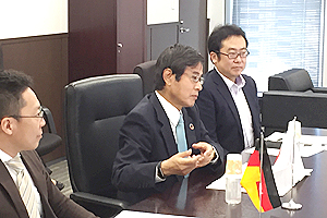 Photo of NEDO Chairman Ishizuka (center) during meeting