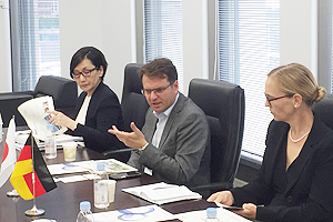 Photo of State Secretary Feicht (center) during meeting