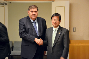 ガニーエフ副首相と石塚理事長が握手をしている写真