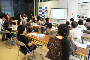 エネルギー・環境や太陽電池の仕組みなどについて学習する子どもたち