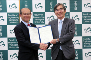 Photo of NEDO Executive Director Watanabe and Executive Director and Vice President of Yamagata University, Dr. Yoshihiro Ohba, holding signed MOC