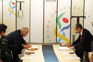 Photo of NEDO Executive Director Watanabe and Tokushima University President Noji signing MOC