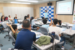 エネルギー・環境や太陽電池の仕組みなどについて学習する子どもたち