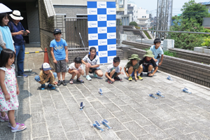 屋外でソーラーカーを試走する子どもたち