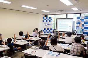 エネルギー・環境や太陽電池の仕組み等について学習する子どもたち