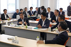 Photo of METI Minister Seko and NEDO Chairman Ishizuka participating in group discussion