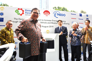 Photo of Minister of Industry Airlangga carrying batteries to be used during demonstration project