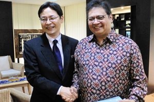 Photo of NEDO Executive Director Omote shaking hands with Minister of Industry Airlangga