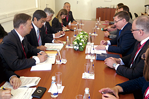 Photo of meeting between NEDO Chairman Ishizuka and Minister Yakushev of the Russian Ministry of Construction, Housing and Utilities