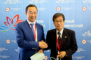 Photo of NEDO Chairman Ishizuka with Mr. Nikolayev, Head of the Sakha Republic