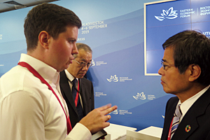 Photo of NEDO Chairman Ishizuka being interviewed by Russian news agency TASS after delivering remarks