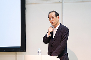 Photo of NEDO Executive Director Kiyoshi Imai delivering remarks on the stage
