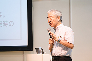 Photo of Dr. Yasuhiro Daisho (Professor Emeritus and Advisor to Research Organization for Next Generation Vehicles, Research Council of Waseda University) delivering keynote speech